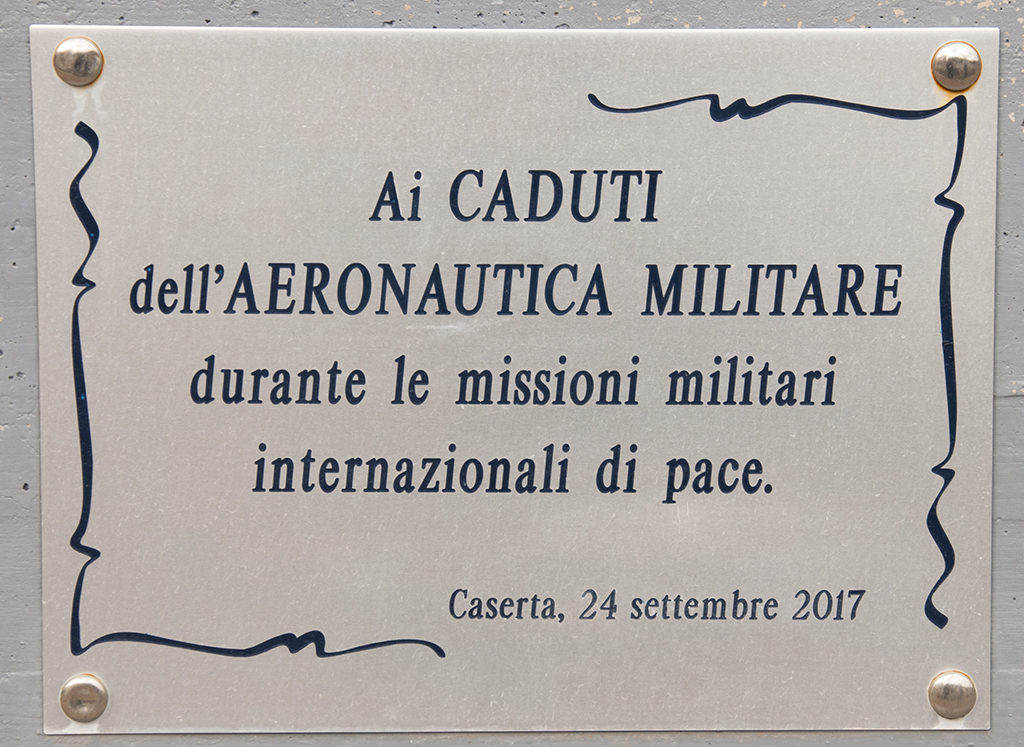 Il monumento, dedicato ai caduti dell'Aeronautica Militare durante le missioni di pace all'estero è a Caserta nel piazzale della Scuola Specialisti dal 24 settembre del 2017.