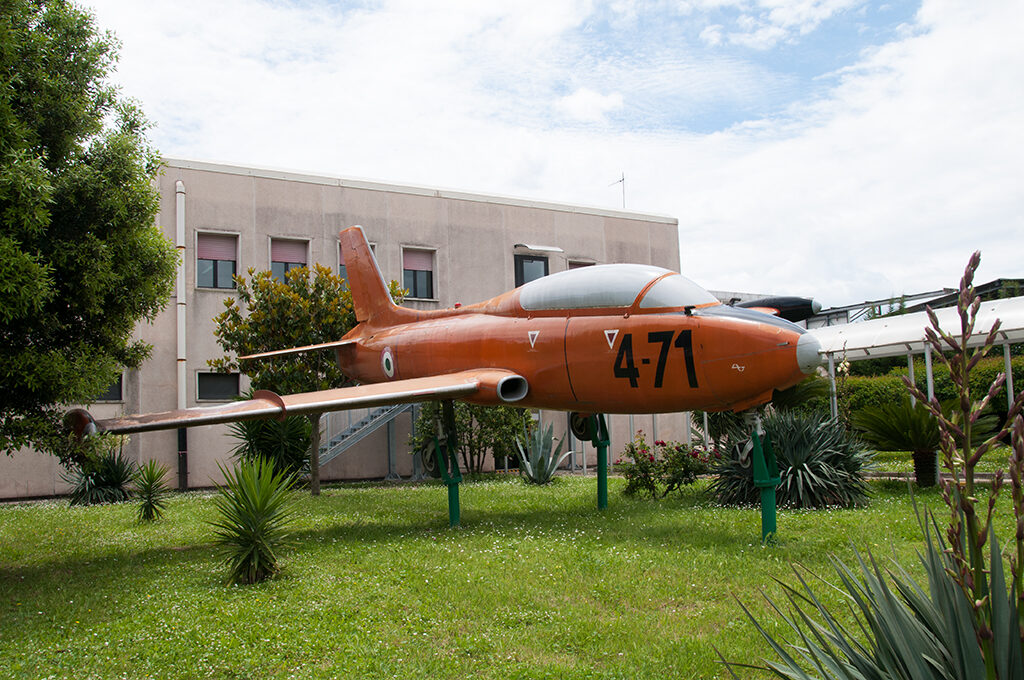 L’MB 326 che si trova come gate guardian del 5° GMV sull’ aeroporto di Napoli Capodichino è la MM 54170 con numero di costruzione 6174 ed è il 20° esemplare consegnato all’AM. E’ esposto con il codice 4-71 ma nella realta’ pur avendo volato con la 604° Squadriglia Collegamenti del 4° Stormo non risulta l’abbia portato.