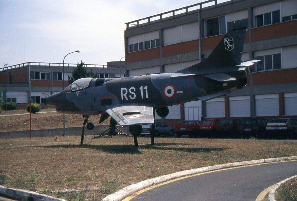 Il FIAT G 91Y che si trova dal 1985 come gate guardian al C.I.G.A. (Centro Informazioni Geotopografiche Aeronautiche) a Pratica di Mare è il secondo prototipo ed ha MM 579 e numero di costruzione 2001. 