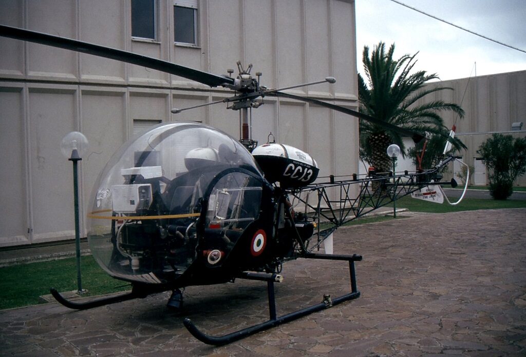 Agusta Bell AB 47G3-B1 CC-13 dei Carabinieri esposto a Pratica di Mare. Ha la MM 80492 ed il codice CC-13