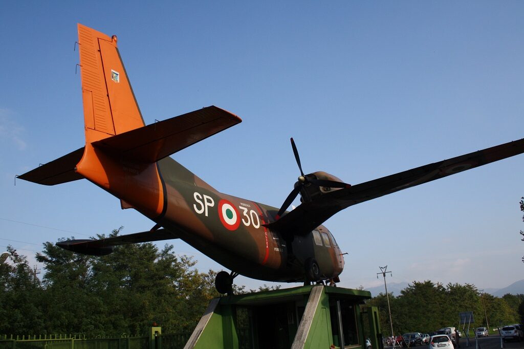 Piaggio P 166M esposto come gate guardian presso l'aeroporto militare di Latina.