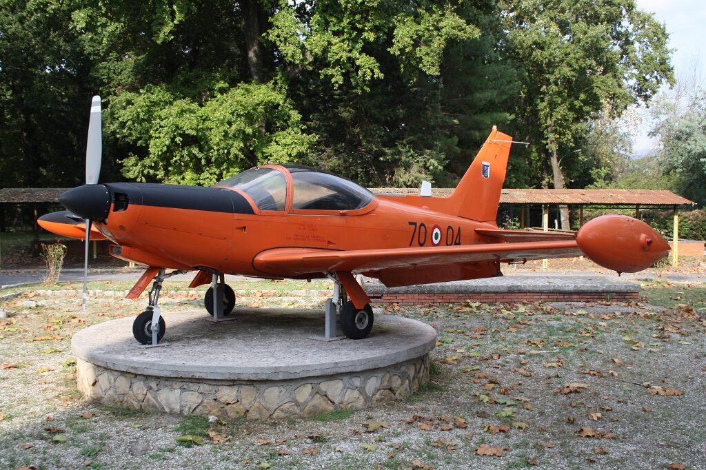 Il SIAI SF-260AM MM 54421 e codice 70-04 si trova all'interno della base ed ha sostituito, nella stessa posizione, il precedente esemplare 70-02 ora conservato a Cameri.