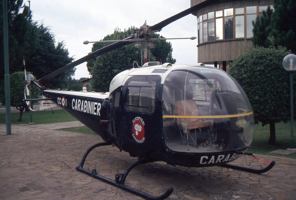 Agusta Bell AB-47J MM 80294: l'elicottero è stato posto , almeno dal 1987 presso l’ingresso del Raggruppamento Elicotteri Carabinieri