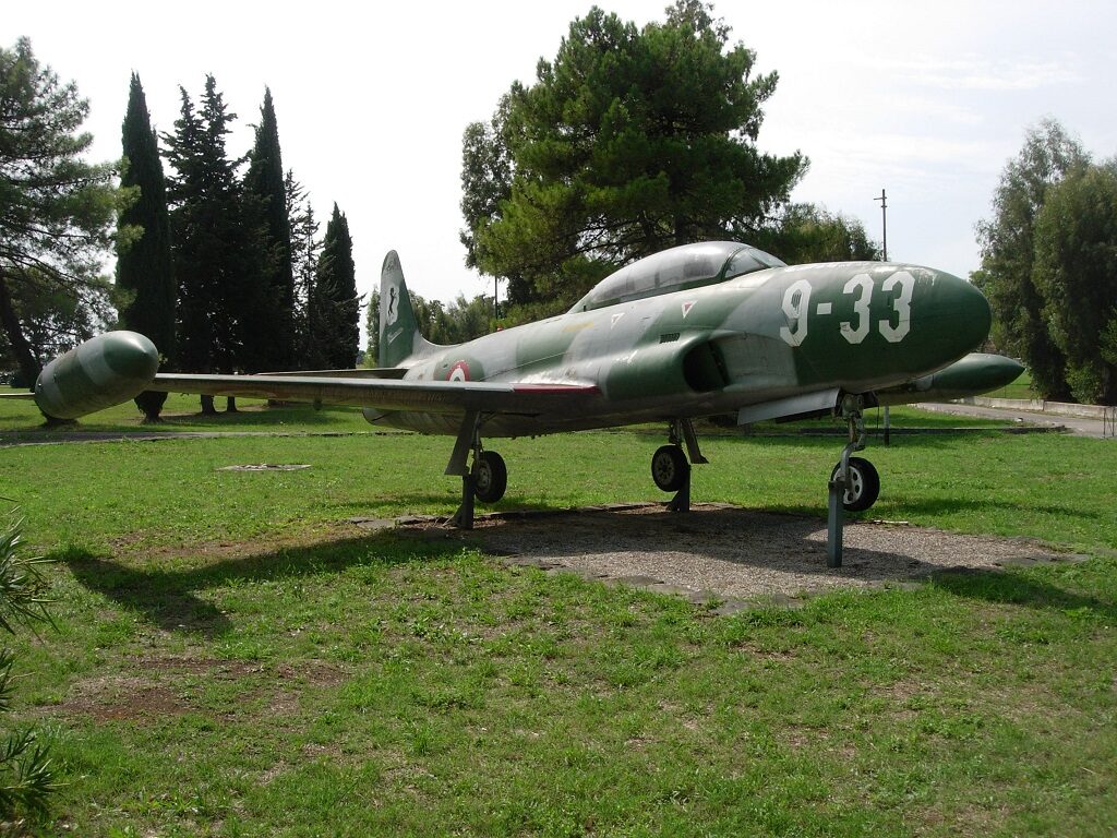 Lockheed T 33A MM 55-2980 esposto a Latina con una curiosa livrea mimetica, utilizzata per scopi cinematografici.