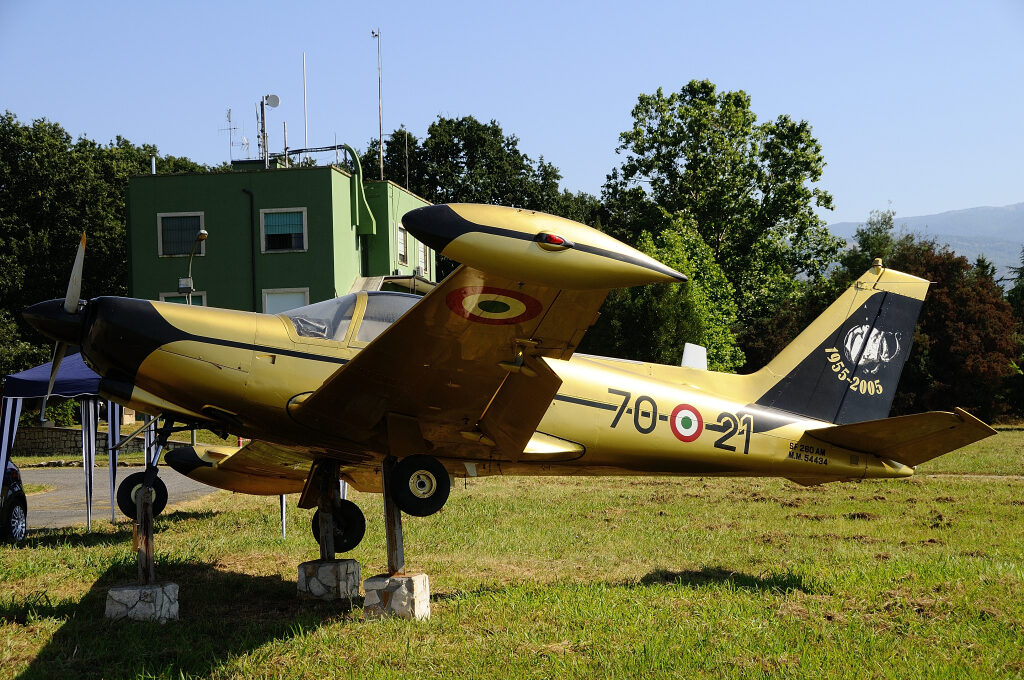 SIAI SF 260AM gate Guardian a Latina