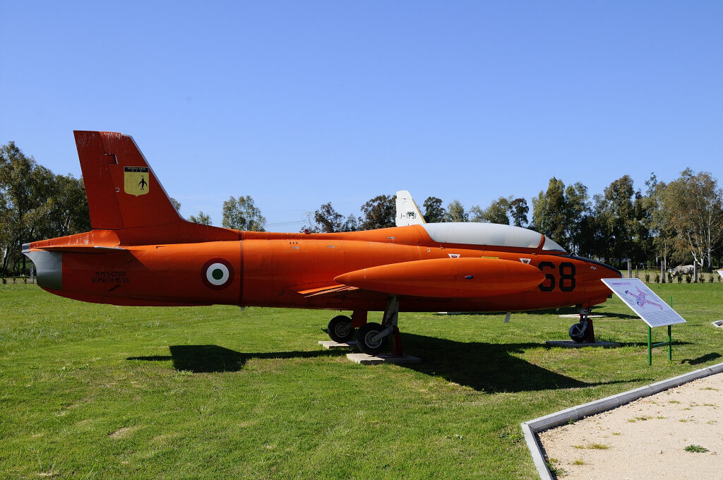 Aermacchi MB 326 MM 54268 esposto presso il Museo di Piana delle Orme.