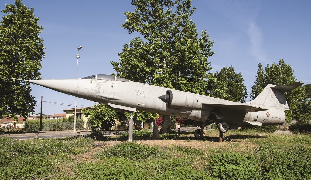 L'F 104 che si trova esposto in piazza Cav. Giovanni Chierchia a Cancello Arnone (CE) è la MM 6937 con numero di costruzione 1237. E' stato consegnato all'Aeronautica Militare il 27 novembre del 1978  e trasformato in ASA nel luglio del 1988. E'stato radiato nel 2000 con 3455 ore di volo all'attivo.