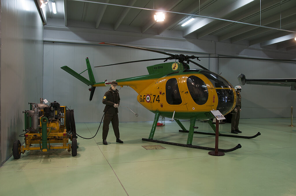 Nardi Hughes NH-500MC Volpe 74 della Guardia di Finanza esposto al Museo del Servizio Aereo dal 2011.