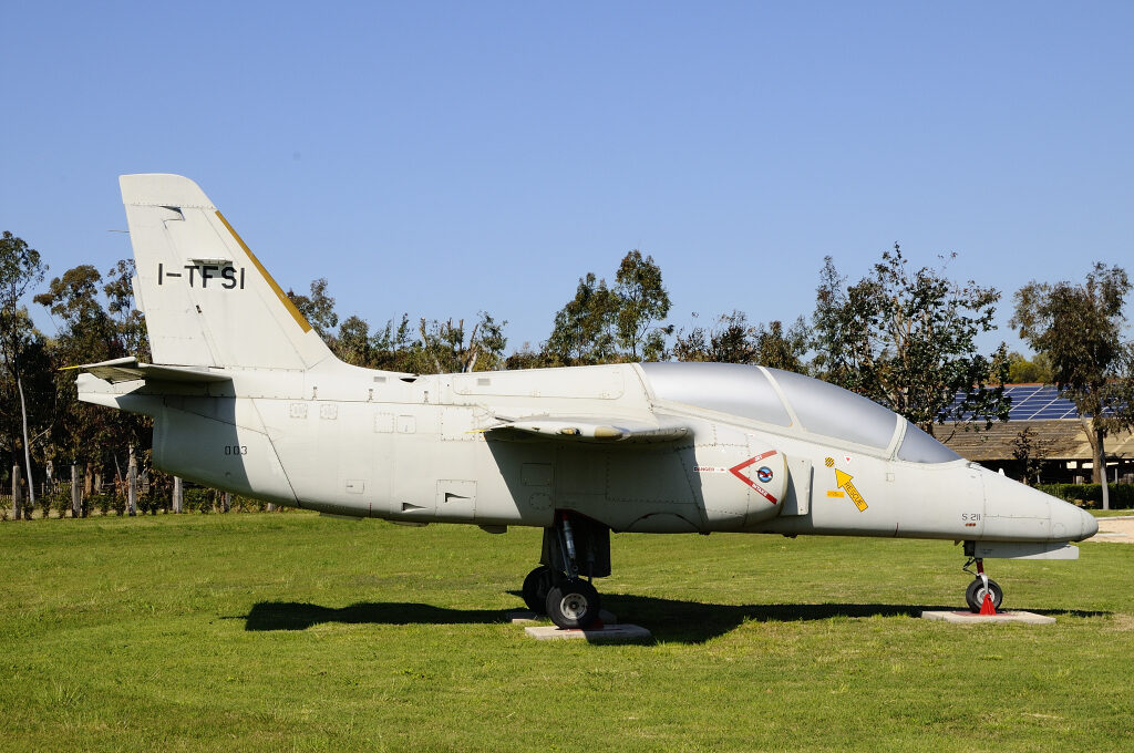 Il SIAI S 211 esposto a Piana delle Orme è il terzo prototipo del velivolo ed ha numero di costruzione 003 e seriale 01-003. 