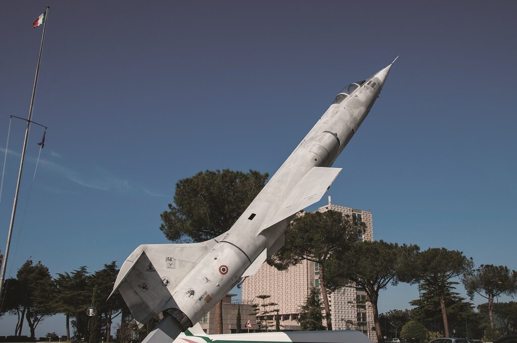 L'F 104S ASA esposto all'Accademia Aeronautica di Pozzuoli è la MM 6921.