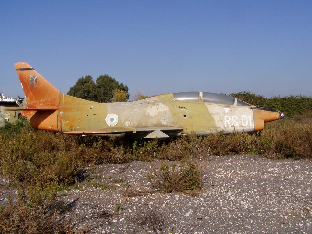 Primo prototipo del FIAT G 91T viene radiato molto presto, rimanendo in giallo primer (non riceverà mai operativamente una propria colorazione). Posizionato come gate all’ingresso del Reparto Sperimentale Volo, riceverà negli anni 90 una livrea mimetica con codici RS-01