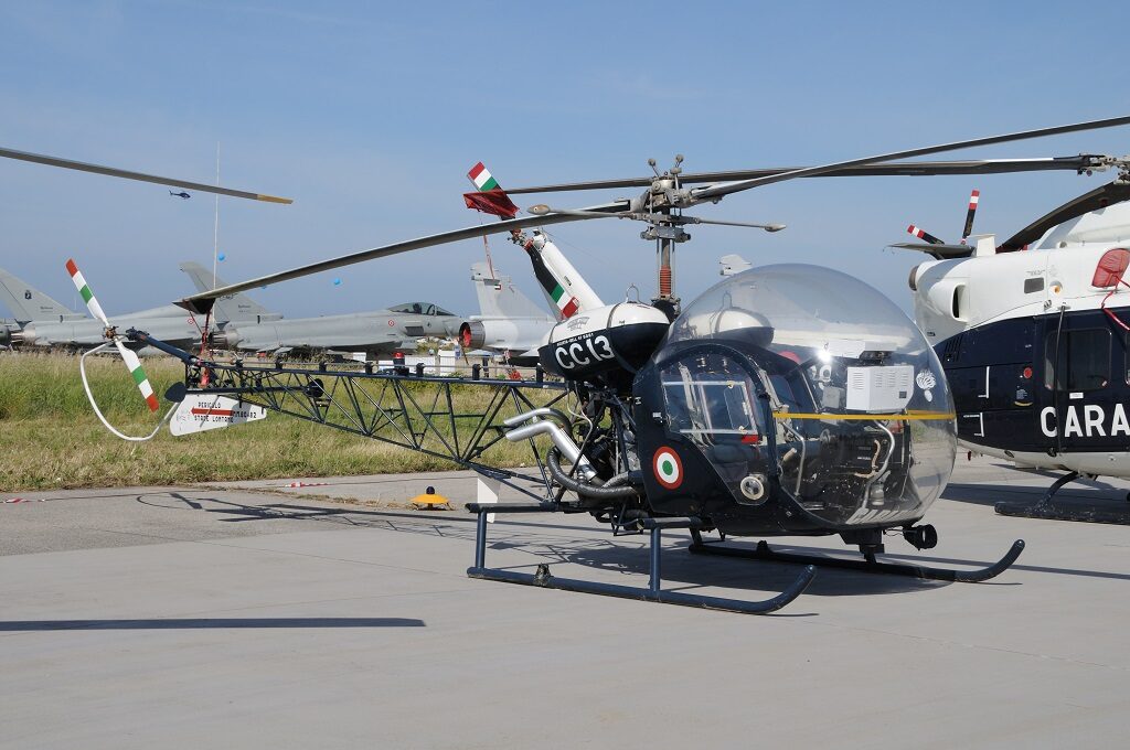 Agusta Bell AB 47G3-B1 CC-13 dei Carabinieri esposto a Pratica di Mare. Ha la MM 80492 ed il codice CC-13