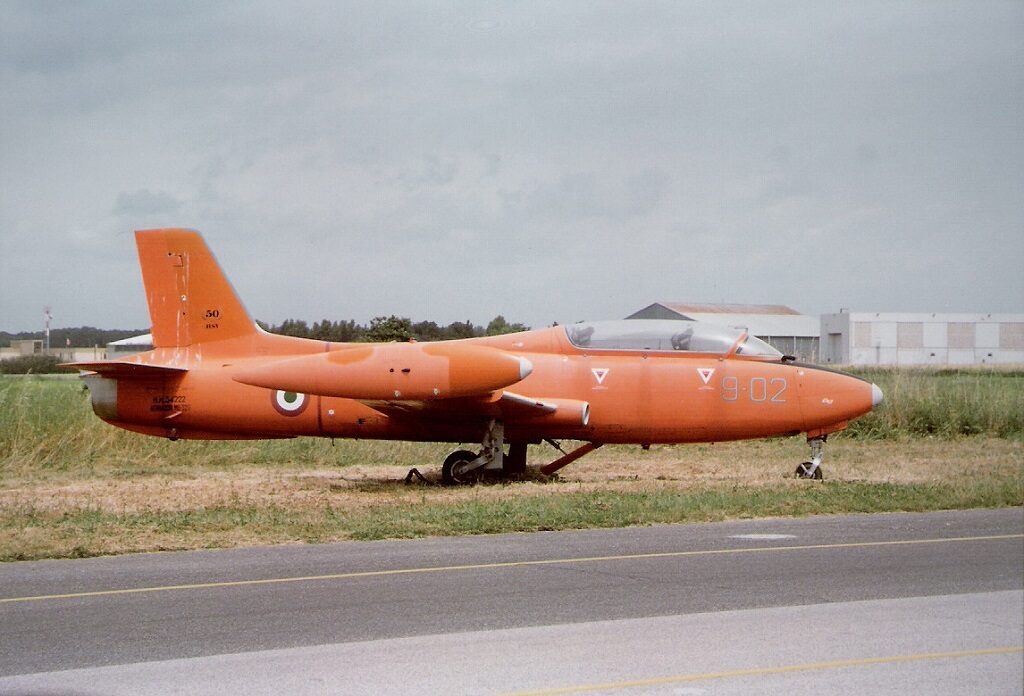 L'Aermacchi MB 326, 9-02, è la MM 54222 e proviene dalle fila della 609a Squadriglia Collegamenti di Grazzanise. E' stato conservato per un breve periodo all’ingresso della linea di volo del RSV fino al 2000. Attualmente è a Centocelle.