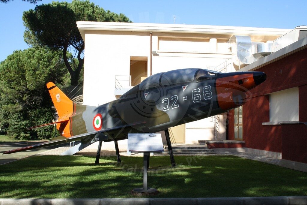 FIAT G 91T/1 MM 6368 esposto alla Scuola Marescialli AM di Viterbo