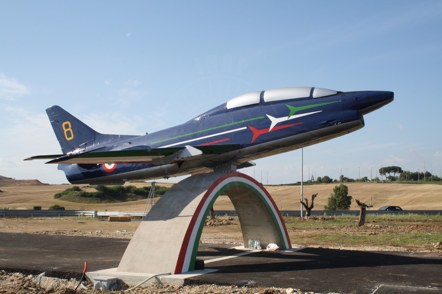 Aeritalia FIAT G 91T/1 MM 54396 esposto a Guidonia con livrea delle Frecce Tricolori.