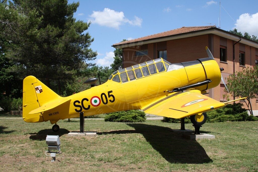 North American T6 H2 alla Scuola Marescialli di Viterbo