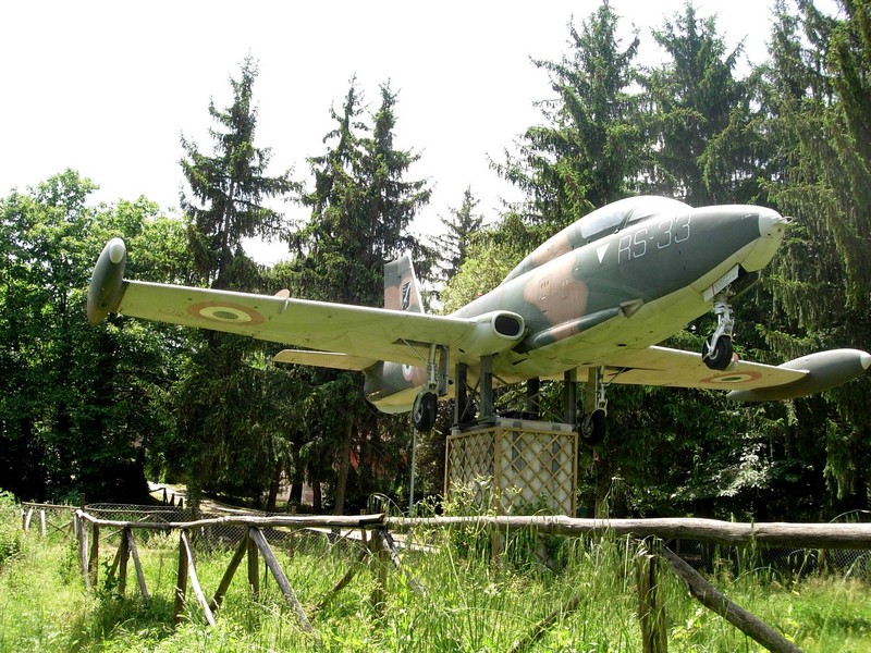 Aermacchi MB 326K esposto presso il Comune di Zagarolo (Roma)