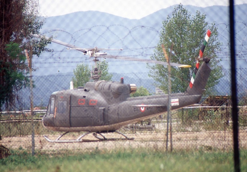 Agusta Bell AB 204B sull'aeroporto di Rieti