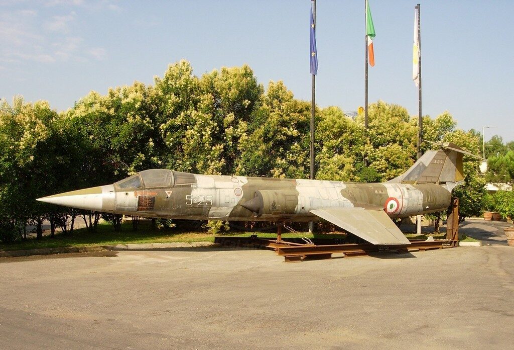 Aeritalia Lockheed F 104S ASA: altro ibrido uscito dal deposito di Bentivoglio. Si tratta della fusoliera del 5-25 unito alla coda della MM 6833 e al radome della MM 6785