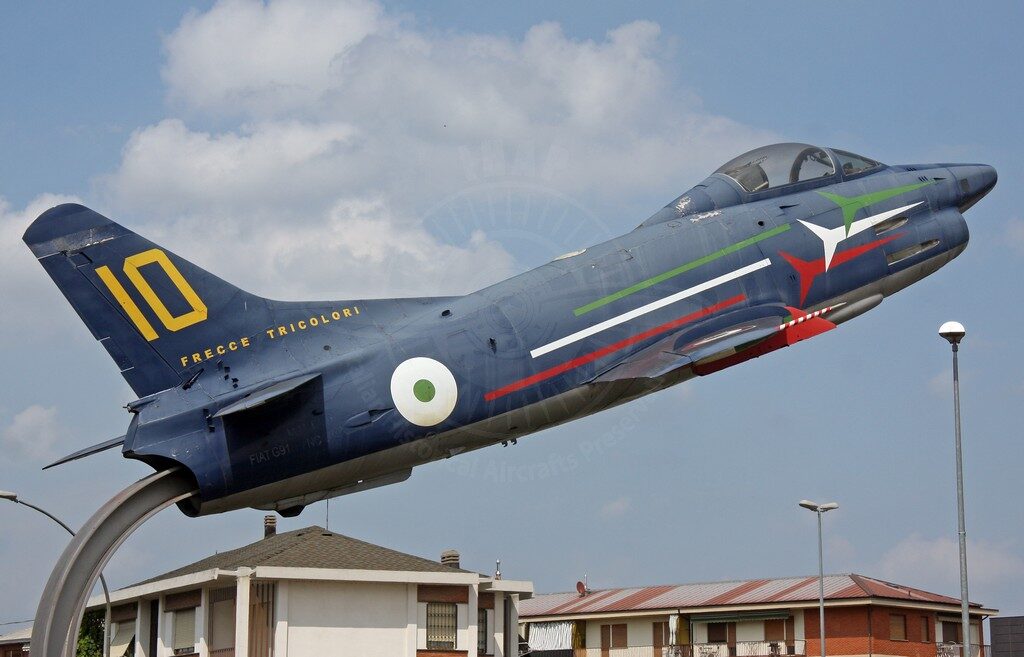 FIAT G 91R-1B esposto su na rotonda a Caselle Torinese.