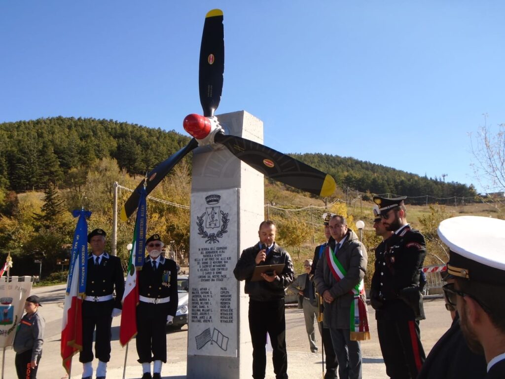 Il monumento è costituito da un'elica di B 24 ripescata in mare nelle condizioni facilmente intuibili. Il cimelio, donato al comune di Panni, in provincia di Foggia, dalla Guardia Costiera, è stato restaurato dal sig. Alfonso Rucci, appassionato di aeronautica 