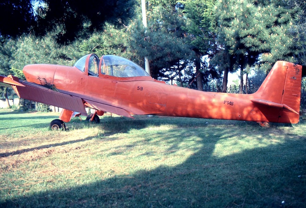 Piaggio P 148 esposto in un giardino a Genzano (Roma)