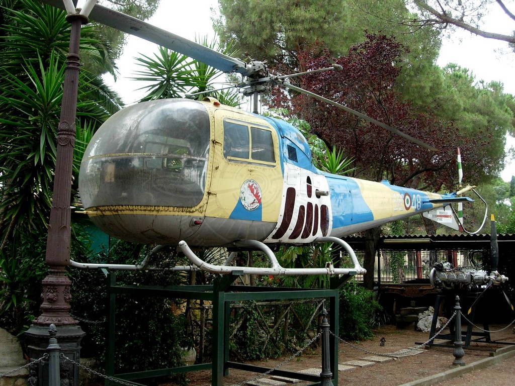 Agusta Bell AB 47J esposto presso il ristorante da Zì Pietro a Roma.