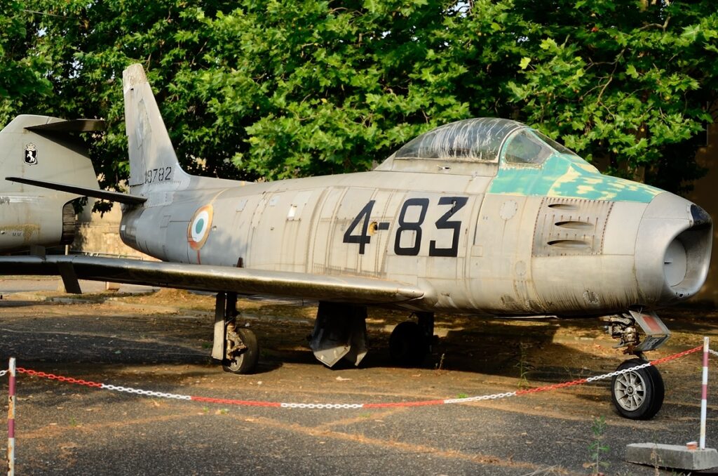 Canadair CL.13 Sabre E MM 19782: in AMI dal 12.12.1956, è conservato dal 1964 presso l’I.T.I.S. Leonardo da Vinci di Pisa. Il velivolo all'inizio della sua vita operativa ha volato con la RAF nello Squadron 130 a Bruggen in Germania. Riconsegnato successivamente all'USAF fu da questa rigirato all'AM.