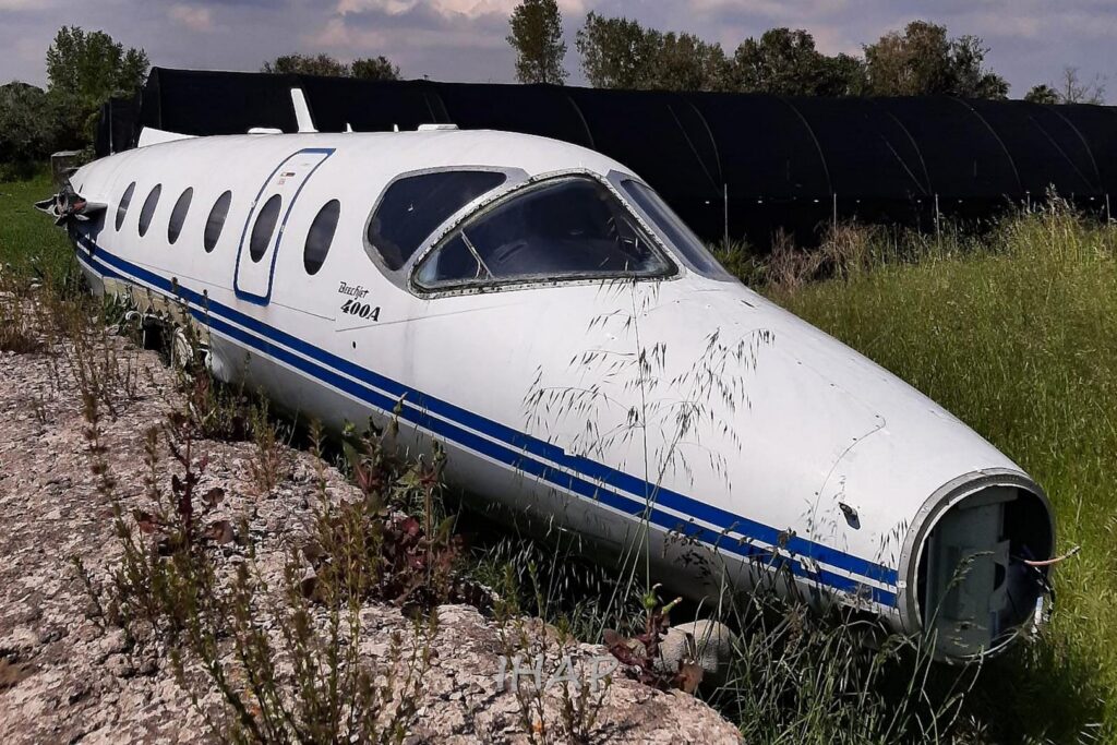 Raytheon Beechjet 400A I-AVSS: appartenuto alla compagnia di lavoro aereo di Napoli SLAM Lavori Aerei srl, si trova abbandonato da qualche anno, parzialmente smontato, in un terreno posto vicino all'aeroporto di Napoli Capodichin