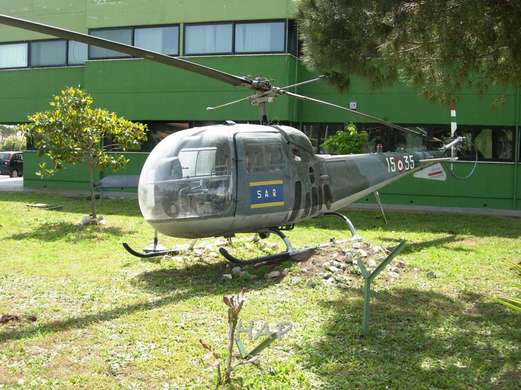 Agusta Bell AB 47J MM 80157: recuperato tra i vari esemplari fuori uso presenti a Pratica venne in un primo momento restaurato con colori e codici del 31° Stormo e posto come monumento ai caduti del Reparto.