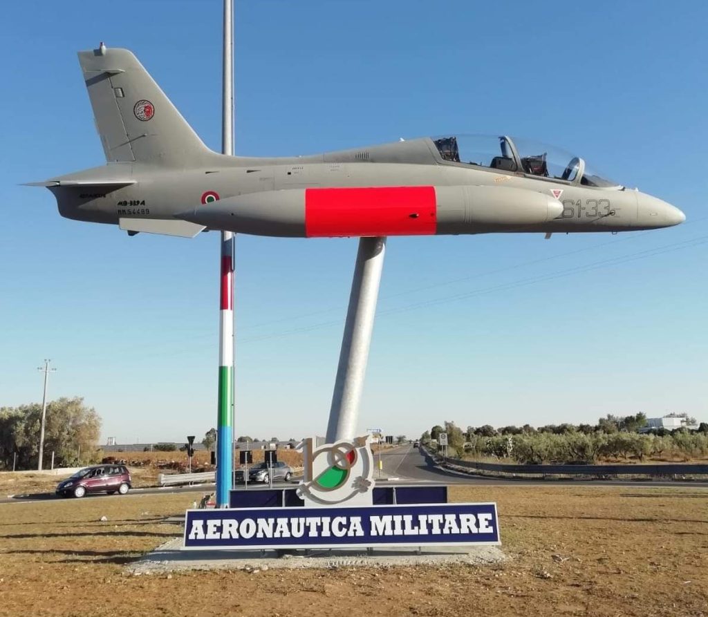 Aermacchi MB 339A con MM 54489 a Lecce Galatina