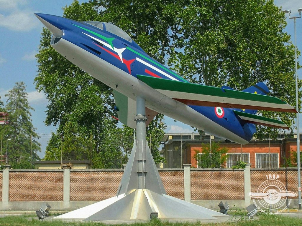 Proveniente dal deposito AM di Gallarate il FIAT G 91PAN MM 6243 è esposto tra Largo Alcide De Gasperi e Viale Milano a Gallarate.